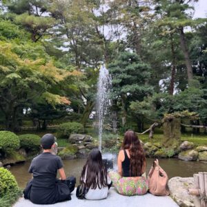 Claudia Lizaldi Instagram - Y este viaje es ya una de las aventuras más hermosas juntos… #kenrokuengarden #japón #AMANDOlaHERMOSAVIDA ❤️ juntos.