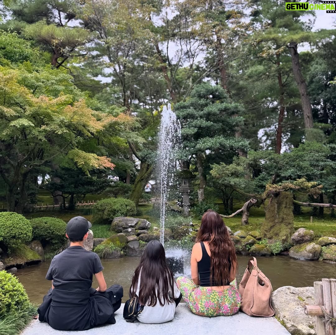 Claudia Lizaldi - 2K Likes - Y este viaje es ya una de las aventuras más hermosas juntos… #kenrokuengarden #japón #AMANDOlaHERMOSAVIDA ❤️ juntos.