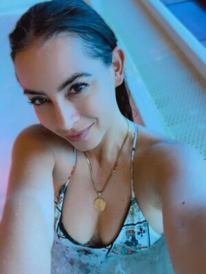 Claudia Lizaldi Instagram - Bajo el sol en Japón, amando la hermosa vida, agradeciendo en medio del inmenso mar, dedicando una maƱana entera para mĆ y para conectar con lo que importa, con lo que es, con la paz y la fuerza que solo en silencio se pueden escuchar latir, no se trata de tenerlo todo, se trata de la gratitud aquĆ y ahora, tan simple cuando conectamos con el corazón y complejo cuando lo llevamos a la mente, pero al final solo se trata del amor y eso es todo, cuanto amor nos permitimos sentir y asĆ mismo recibir⦠āØ