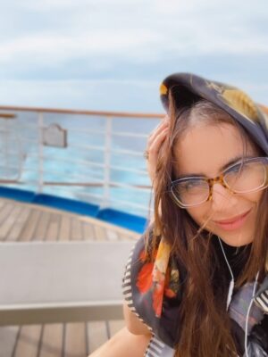 Claudia Lizaldi Instagram - Bajo el sol en Japón, amando la hermosa vida, agradeciendo en medio del inmenso mar, dedicando una maƱana entera para mĆ y para conectar con lo que importa, con lo que es, con la paz y la fuerza que solo en silencio se pueden escuchar latir, no se trata de tenerlo todo, se trata de la gratitud aquĆ y ahora, tan simple cuando conectamos con el corazón y complejo cuando lo llevamos a la mente, pero al final solo se trata del amor y eso es todo, cuanto amor nos permitimos sentir y asĆ mismo recibir⦠āØ