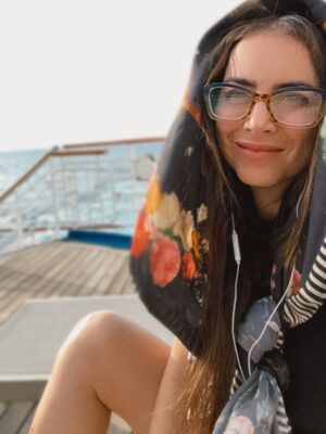 Claudia Lizaldi Instagram - Bajo el sol en Japón, amando la hermosa vida, agradeciendo en medio del inmenso mar, dedicando una mañana entera para mí y para conectar con lo que importa, con lo que es, con la paz y la fuerza que solo en silencio se pueden escuchar latir, no se trata de tenerlo todo, se trata de la gratitud aquí y ahora, tan simple cuando conectamos con el corazón y complejo cuando lo llevamos a la mente, pero al final solo se trata del amor y eso es todo, cuanto amor nos permitimos sentir y así mismo recibir… ✨