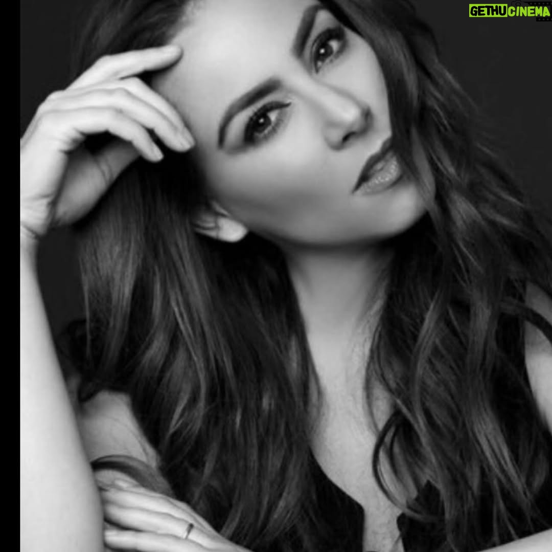 Claudia Lizaldi - 2.4K Likes - Gózala gózala porque esta aventura llamada vida vuela. Despierta tu luz y abraza tu sombra… ❤️‍🔥🐦‍🔥
