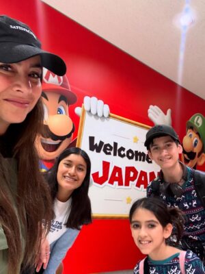 Claudia Lizaldi Instagram - ¡Hola Japón! Este sueño comenzó en el corazón de los niños hace unos años y ya estamos aquí, además es una pequeña muestra de la inmensa gratitud que le tenemos a María y el amor que siempre ha tenido por este par de almas que tengo el privilegio de llamar hijos. Estos tres me ven y aprenden de mí así es que no hay decisión que no tenga que ver con darles el mejor ejemplo de amor y lo hermoso que es estar vivos, ser una persona pública tiene muchas bendiciones y al mismo tiempo es muy complejo pues vivimos en la lupa, estos meses han sido intensos pero de todo se aprende y con todo se crece y hoy solo puedo decir que mi gratitud es infinita y absoluta.
Comienzan 20 días de viaje por estas tierras de fuerza y de paz conquistada, habrá mucho que aprender y compartir…
Pd Este viaje es un regalo de mi para ellos y para mí, gracias a Dios soy una mujer que trabaja y con ello ha logrado este y tantos sueños más ❤️✨
El primer día llegamos a teamLab una absoluta belleza y comimos delicioso, por la tarde más comida rica y caminamos en Ginza y Shibuya Scramble Square, conociendo esta maravilla de ciudad y cultura…