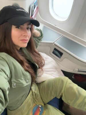 Claudia Lizaldi Instagram - Ā”Hola Japón! Este sueƱo comenzó en el corazón de los niƱos hace unos aƱos y ya estamos aquĆ, ademĆ”s es una pequeƱa muestra de la inmensa gratitud que le tenemos a MarĆa y el amor que siempre ha tenido por este par de almas que tengo el privilegio de llamar hijos. Estos tres me ven y aprenden de mĆ asĆ es que no hay decisión que no tenga que ver con darles el mejor ejemplo de amor y lo hermoso que es estar vivos, ser una persona pĆŗblica tiene muchas bendiciones y al mismo tiempo es muy complejo pues vivimos en la lupa, estos meses han sido intensos pero de todo se aprende y con todo se crece y hoy solo puedo decir que mi gratitud es infinita y absoluta.
Comienzan 20 dĆas de viaje por estas tierras de fuerza y de paz conquistada, habrĆ” mucho que aprender y compartirā¦
Pd Este viaje es un regalo de mi para ellos y para mĆ, gracias a Dios soy una mujer que trabaja y con ello ha logrado este y tantos sueƱos mĆ”s ā¤ļøāØ
El primer dĆa llegamos a teamLab una absoluta belleza y comimos delicioso, por la tarde mĆ”s comida rica y caminamos en Ginza y Shibuya Scramble Square, conociendo esta maravilla de ciudad y culturaā¦