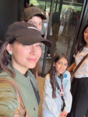 Claudia Lizaldi Instagram - Ā”Hola Japón! Este sueƱo comenzó en el corazón de los niƱos hace unos aƱos y ya estamos aquĆ, ademĆ”s es una pequeƱa muestra de la inmensa gratitud que le tenemos a MarĆa y el amor que siempre ha tenido por este par de almas que tengo el privilegio de llamar hijos. Estos tres me ven y aprenden de mĆ asĆ es que no hay decisión que no tenga que ver con darles el mejor ejemplo de amor y lo hermoso que es estar vivos, ser una persona pĆŗblica tiene muchas bendiciones y al mismo tiempo es muy complejo pues vivimos en la lupa, estos meses han sido intensos pero de todo se aprende y con todo se crece y hoy solo puedo decir que mi gratitud es infinita y absoluta.
Comienzan 20 dĆas de viaje por estas tierras de fuerza y de paz conquistada, habrĆ” mucho que aprender y compartirā¦
Pd Este viaje es un regalo de mi para ellos y para mĆ, gracias a Dios soy una mujer que trabaja y con ello ha logrado este y tantos sueƱos mĆ”s ā¤ļøāØ
El primer dĆa llegamos a teamLab una absoluta belleza y comimos delicioso, por la tarde mĆ”s comida rica y caminamos en Ginza y Shibuya Scramble Square, conociendo esta maravilla de ciudad y culturaā¦