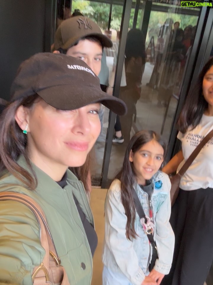 Claudia Lizaldi - 3.4K Likes - ¡Hola Japón! Este sueño comenzó en el corazón de los niños hace unos años y ya estamos aquí, además es una pequeña muestra de la inmensa gratitud que le tenemos a María y el amor que siempre ha tenido por este par de almas que tengo el privilegio de llamar hijos. Estos tres me ven y aprenden de mí así es que no hay decisión que no tenga que ver con darles el mejor ejemplo de amor y lo hermoso que es estar vivos, ser una persona pública tiene muchas bendiciones y al mismo tiempo es muy complejo pues vivimos en la lupa, estos meses han sido intensos pero de todo se aprende y con todo se crece y hoy solo puedo decir que mi gratitud es infinita y absoluta. 

Comienzan 20 días de viaje por estas tierras de fuerza y de paz conquistada, habrá mucho que aprender y compartir…

Pd Este viaje es un regalo de mi para ellos y para mí, gracias a Dios soy una mujer que trabaja y con ello ha logrado este y tantos sueños más ❤️✨

El primer día llegamos a teamLab una absoluta belleza y comimos delicioso, por la tarde más comida rica y caminamos en Ginza y Shibuya Scramble Square, conociendo esta maravilla de ciudad y cultura…