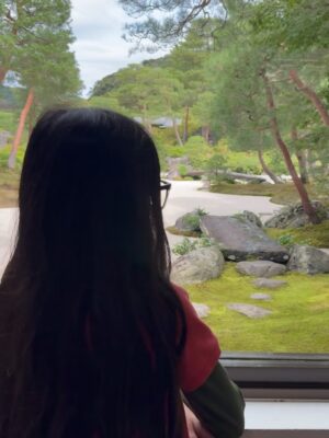 Claudia Lizaldi Instagram - Japón šÆšµ es un lugar sagrado detrĆ”s del otro porque ese amor que le dan a la naturaleza, ese respeto vibra en cada hoja, en el aire, en cada movimiento, se siente una energĆa que llena el alma sutil y absolutamente, visitamos el Castillo de madera en Matsua y al bajar el regalo de ver a estos hombres y mujeres representando Samurais fue Ćŗnico, eso segĆŗn la guĆa sucede raras veces, la comida, el Museo ADACHI, sus obras y jardines, este jardĆn ha sido nombrado por 22 aƱos como el mĆ”s bello de Japón, y para cerrar navegar el canal en Sakaiminato en bote Ā”un dĆa mĆ”s acĆ” que es perfecto! vivir esto con los niƱos y Mary es un regalo sin par, ā¤ļøāØ, agradecida y feliz.
