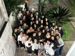 Cris Morena Instagram - En este día tan especial me llegó de Fundación Sí esta foto de todos los jóvenes que hoy habitan la residencia “Romina Yan” en Corrientes… Cada uno de ellos encontró en esta casa una señal de esperanza que les permite seguir de pie pese a todo lo que les ha tocado atravesar…
Han logrado recibirse, independizarse y cumplir su sueño. ViveRo❤️