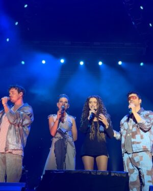 Cris Morena Instagram - La emoción de verlos a mis rebeldes y a Margarita en este escenario inmenso en Perú nunca me la voy a olvidar… Gracias a este país maravilloso por una noche de amor ❤️
#margarita #crismorena #erreway #rebeldeway