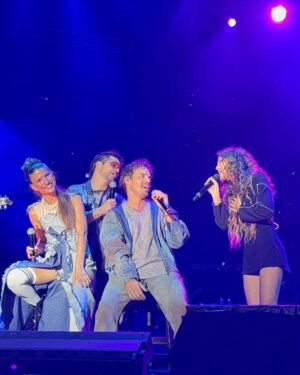 Cris Morena Instagram - La emoción de verlos a mis rebeldes y a Margarita en este escenario inmenso en Perú nunca me la voy a olvidar… Gracias a este país maravilloso por una noche de amor ❤️
#margarita #crismorena #erreway #rebeldeway