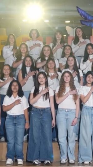 Cris Morena Instagram - 🌙 Hace 30 años comenzaba una historia inolvidable que nos enseñó a mirar el cielo con otros ojos…
Chiquititas es la voz que nos canta y nos recuerda que nunca dejemos ir a nuestro niño interior: ese hogar, ese rinconcito de luz donde aprendimos a reír, soñar y vivir en alegría ❤️🙌
Treinta años después, seguimos creyendo que las alas crecen cuando el corazón decide Volar Mejor🦋
Y hoy, ese mensaje que nació con Chiquititas sigue brillando más fuerte que nunca: en los Artistas maravillosos de @serotromundo que con alas propias, eligen el camino del corazón para cantar, bailar, asombrarse… ❤️
💫
Y, por último, sigue vivo en cada uno de los que creemos que “si encontras tu chiquitita no hay que dejarla ir… Porque es la mejor partecita para comprender cómo hay que vivir”🎶🙌
Felices 30 años! Siempre Chiquititas❤️🙌❤️