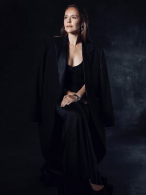 Cristina Umaña Instagram - DARK ELEGANCE 🖤
By @studiokapture
Styling: @mariajose_salazarbl
Makeup: @milecuellar_makeup