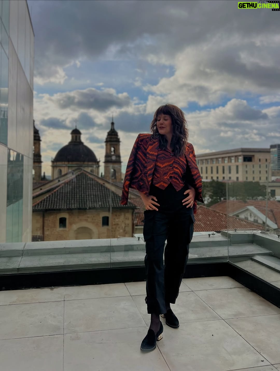 Cristina Umaña - 3 Likes - Empieza esta fiesta del cine en el 2025.🎊🎊🎊 Gracias a todos los medios de comunicación y miembros de la academia que nos acompañaron el día de ayer. 
Gracias @eneldelia por ser nuestros anfitriones de la noche y felicitaciones a todos los nominados! 👏🏼👏🏼👏🏼👏🏼
@academiacolcine 
Anuncio nominados  #PremiosMacondo2025 

Look : @lauraaparicio_official 
Maquillaje: @alejandrodcmakeup