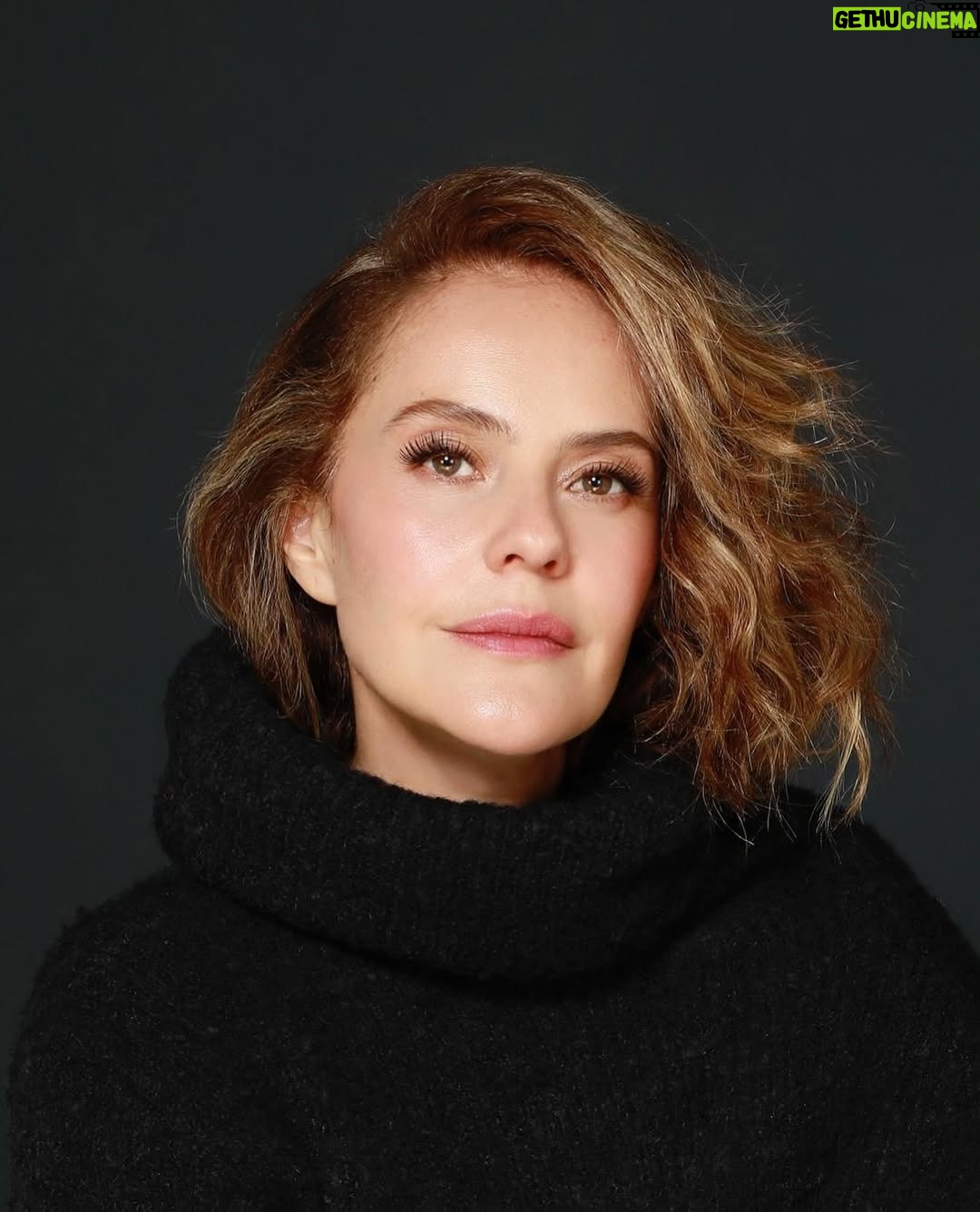 Cristina Umaña - 679 Likes - 🎬✨ En #TramaFest2025 tenemos el honor de recibir a una de las actrices más grandiosas de Colombia: Cristina Umaña, nuestra Invitada Especial 🌟
Desde que debutó en la pantalla chica en los 90, Cristina ha dejado huella con personajes que marcaron generaciones. ¿Te suenan Paquita Gallego o La mujer del presidente? 🔥 Pues ella es la mente y el talento detrás de esos papeles inolvidables.
Con una carrera que abarca cine, teatro y televisión, Cristina ha brillado dentro y fuera del país en producciones como:
📺 Narcos
🎭 Distrito Salvaje
🎞️ Noticia de un secuestro
📽️ Los iniciados
…y muchas más en Netflix, HBO, Prime Video y Paramount .
Ganadora de múltiples premios, incluyendo un Platino en 2023.

💬 ¿Quieres conocer más sobre su historia, su fuerza y su visión del cine colombiano? Entonces no te la puedes perder en Trama Fest 2025.

🙏 Gracias a la @academiacolcine y @elkin.zair por su apoyo y acompañamiento para hacer posible la presencia de esta invitada que nos inspira 😍🥰