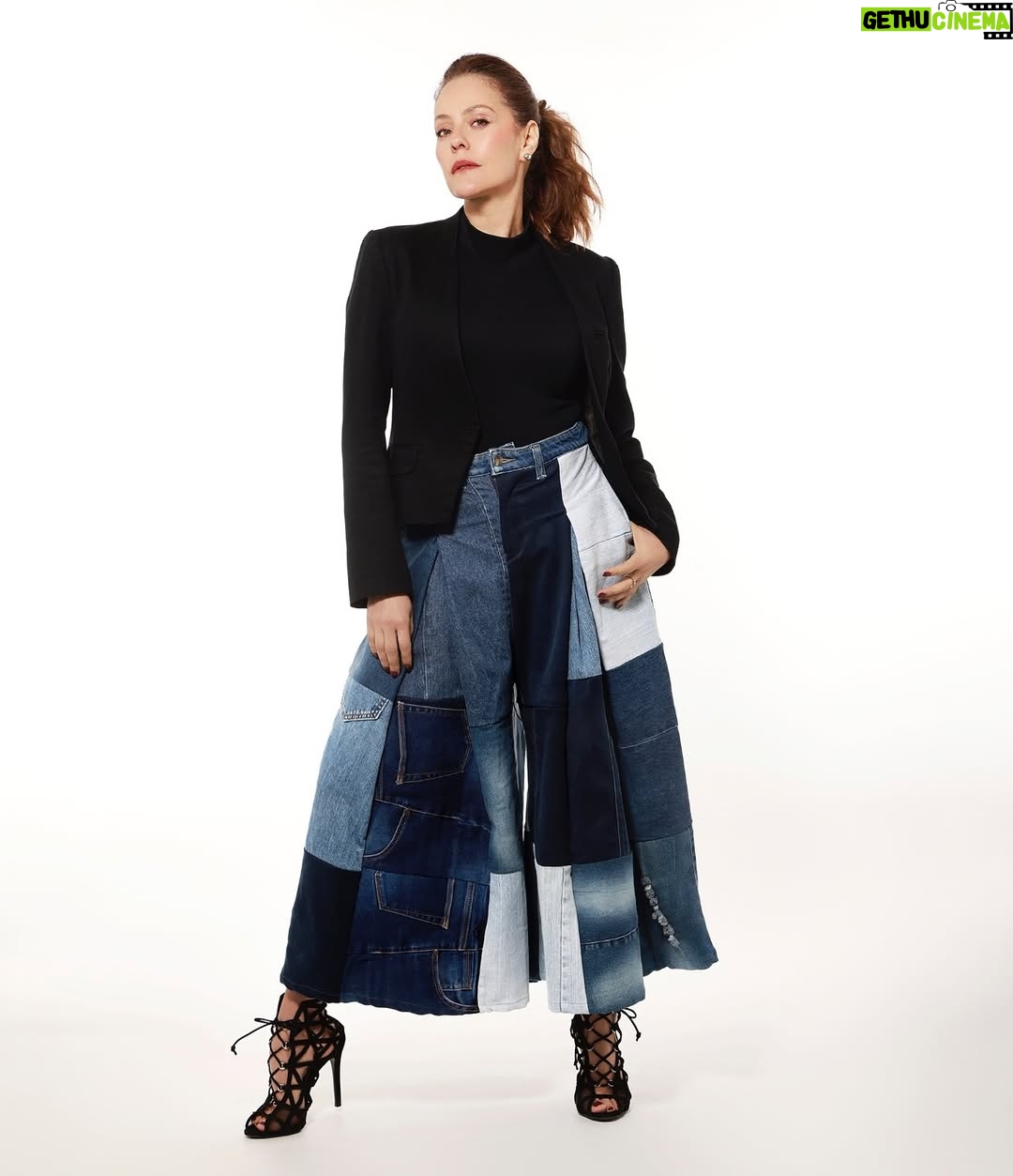 Cristina Umaña - 3 Likes - Lovely Riot 💫

Fotografía:  @gabrielcarvajalfoto 
Makeup and Styling: @alejandrodcmakeup 
Pantalón: Del one and only @alejandrocrockeroficial