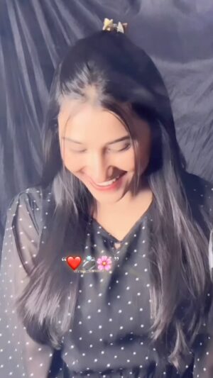 Cute Sona Instagram - Fir tumhe dekhna chahta hu..👀 #reels #reelsinstagram #love #explorepage✨ #khushboofam #followforfollowback #reelsfeelit