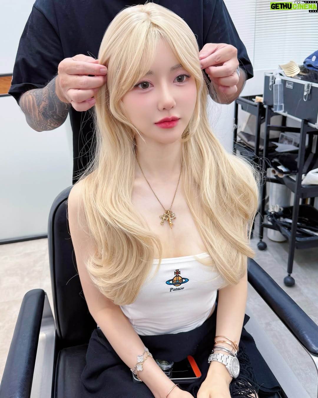 DJ SODA - 80.8K Likes - 요즘 이것저것 다양한 가발 스타일을 시도해보고 있어요 ☺️
지금은 타이중과 타이페이에서 출장 중인데, 정말 많은 분들께서 
저를 걱정해주시고 가발부터 클리닉까지 수많은 도움을 주셔서… 너무 과분한 사랑을 받고 있다는 걸 느끼고 있어요. 🙏🏻
진심으로 감사합니다. 덕분에 다시 힘내고 있어요~💓

最近，我一直在嘗試不同的假髮💓💓努力找回那個曾經的自己。
在前往台中和台北出差的這段時間裡，意外地收到了許多溫暖與善意。
很多人向我伸出援手，真誠地給予支持🙏🏻，從假髮、診所的推薦，到簡單的關心問候，這一切都讓我感到無比感動與感激。
在這一切混亂與低谷中，你們的愛就是我前行的光。
真的非常感謝你們，我由衷地、深深地感激 💛

Lately, I’ve been exploring different wigs💓💓 
trying to find little pieces of myself again.
While on a business trip to Taichung and Taipei, I’ve been met with such unexpected kindness.
So many people have reached out with heartfelt support 🙏🏻 from wigs to clinics, amd more to simply checking in and it’s been nothing short of overwhelming.
In the midst of everything, your love has been a light.
Thank you, truly. I’m deeply, deeply grateful 🕊️