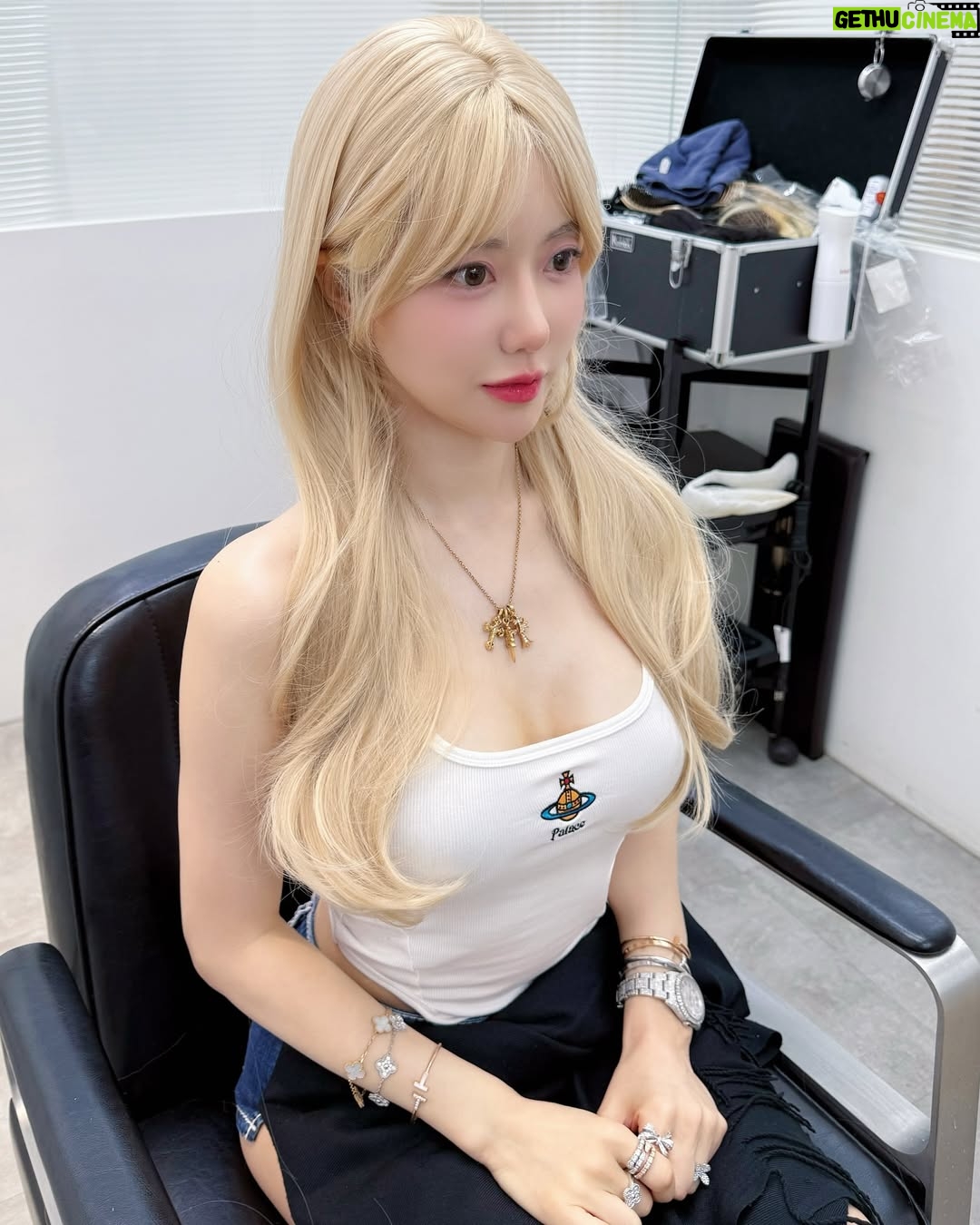 DJ SODA - 80.8K Likes - 요즘 이것저것 다양한 가발 스타일을 시도해보고 있어요 ☺️
지금은 타이중과 타이페이에서 출장 중인데, 정말 많은 분들께서 
저를 걱정해주시고 가발부터 클리닉까지 수많은 도움을 주셔서… 너무 과분한 사랑을 받고 있다는 걸 느끼고 있어요. 🙏🏻
진심으로 감사합니다. 덕분에 다시 힘내고 있어요~💓

最近，我一直在嘗試不同的假髮💓💓努力找回那個曾經的自己。
在前往台中和台北出差的這段時間裡，意外地收到了許多溫暖與善意。
很多人向我伸出援手，真誠地給予支持🙏🏻，從假髮、診所的推薦，到簡單的關心問候，這一切都讓我感到無比感動與感激。
在這一切混亂與低谷中，你們的愛就是我前行的光。
真的非常感謝你們，我由衷地、深深地感激 💛

Lately, I’ve been exploring different wigs💓💓 
trying to find little pieces of myself again.
While on a business trip to Taichung and Taipei, I’ve been met with such unexpected kindness.
So many people have reached out with heartfelt support 🙏🏻 from wigs to clinics, amd more to simply checking in and it’s been nothing short of overwhelming.
In the midst of everything, your love has been a light.
Thank you, truly. I’m deeply, deeply grateful 🕊️