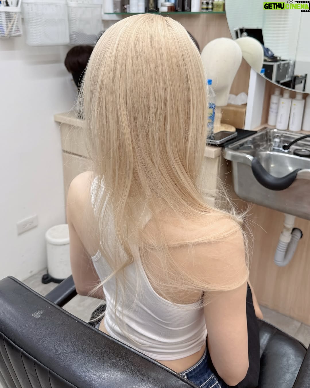 DJ SODA - 80.8K Likes - 요즘 이것저것 다양한 가발 스타일을 시도해보고 있어요 ☺️
지금은 타이중과 타이페이에서 출장 중인데, 정말 많은 분들께서 
저를 걱정해주시고 가발부터 클리닉까지 수많은 도움을 주셔서… 너무 과분한 사랑을 받고 있다는 걸 느끼고 있어요. 🙏🏻
진심으로 감사합니다. 덕분에 다시 힘내고 있어요~💓

最近，我一直在嘗試不同的假髮💓💓努力找回那個曾經的自己。
在前往台中和台北出差的這段時間裡，意外地收到了許多溫暖與善意。
很多人向我伸出援手，真誠地給予支持🙏🏻，從假髮、診所的推薦，到簡單的關心問候，這一切都讓我感到無比感動與感激。
在這一切混亂與低谷中，你們的愛就是我前行的光。
真的非常感謝你們，我由衷地、深深地感激 💛

Lately, I’ve been exploring different wigs💓💓 
trying to find little pieces of myself again.
While on a business trip to Taichung and Taipei, I’ve been met with such unexpected kindness.
So many people have reached out with heartfelt support 🙏🏻 from wigs to clinics, amd more to simply checking in and it’s been nothing short of overwhelming.
In the midst of everything, your love has been a light.
Thank you, truly. I’m deeply, deeply grateful 🕊️