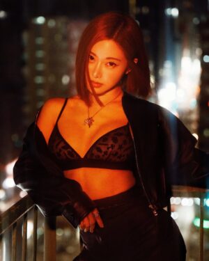 DJ SODA Instagram - Fabulous night in HK 🖤✨
📷 @hiros_medias