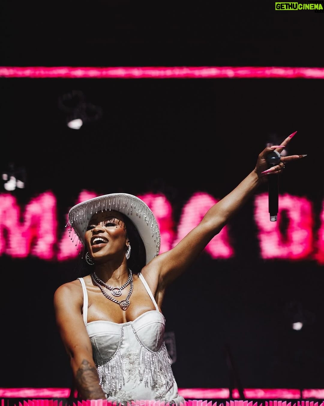 DJ Zinhle - 150.4K Likes - Hey Bestie…. 🥹🥹🥹🥹🥹🥹
You really are my bestie! I am so grateful for your faith in me… WE DID IT BESTIE, thank you so much for showing up for me yesterday. I love you. 🙏🏾
See you next year.