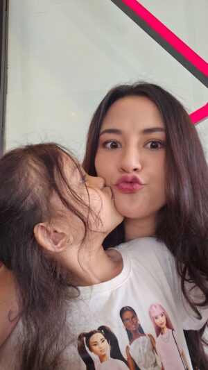 Dahlia Poland Instagram - Gapapa ya kita begini dulu? #sunscreenbaby #moellskincarebaby