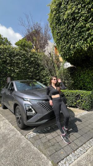 Daniela Aedo Instagram - Hoy crucƩ la poderosa CDMX de punta a punta y confirmƩ que mi mejor aliada es la #OMODA C5 2025.
TecnologĆa que me acompaƱa en cada paso:
Cargador inalƔmbrico para nunca quedarme sin pila.
CÔmara 540° que hace que estacionarse sea pan comido.
12 Sistemas de Asistencia a la Conducción que me dan seguridad total.
Una SUV que no solo mueve mi dĆa, sino mi futuro.
#CrossFFuture #OmodaC5 @omoda.jaecoo.mx