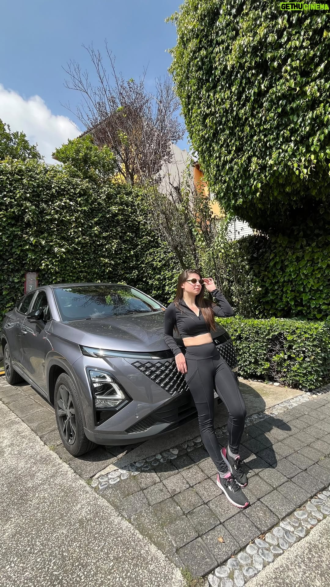 Daniela Aedo - 2.4K Likes - Hoy crucé la poderosa CDMX de punta a punta y confirmé que mi mejor aliada es la #OMODA C5 2025.
Tecnología que me acompaña en cada paso:

Cargador inalámbrico para nunca quedarme sin pila.

Cámara 540° que hace que estacionarse sea pan comido.

12 Sistemas de Asistencia a la Conducción que me dan seguridad total.

Una SUV que no solo mueve mi día, sino mi futuro.
#CrossFFuture #OmodaC5 @omoda.jaecoo.mx