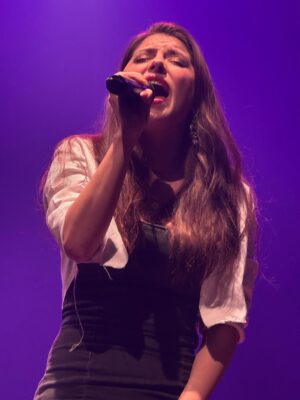 Daniela Aedo Instagram - Photodump #3 de está increíble aventura. ¡Estos días compartiré mucho más! Gracias por venir al show, espero lo hayan disfrutado. ¡Mándenme sus fotos por mensaje! Quiero verlo todo. Ahora, me tomaré el día para dormir. 💚🇧🇷💛