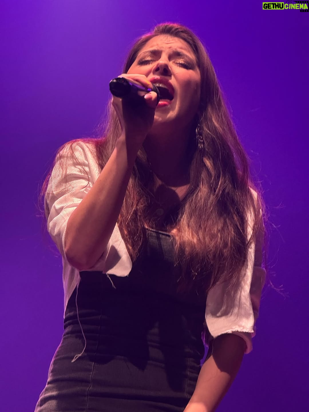 Daniela Aedo - 2.4K Likes - Photodump #3 de está increíble aventura. ¡Estos días compartiré mucho más! Gracias por venir al show, espero lo hayan disfrutado. ¡Mándenme sus fotos por mensaje! Quiero verlo todo. Ahora, me tomaré el día para dormir. 💚🇧🇷💛