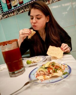 Daniela Aedo Instagram - 🌮Quédate con quien te vea como yo veo a esta pescadilla 🐟 (quesadilla de pescado) 🫰