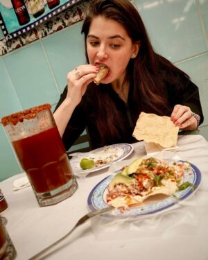 Daniela Aedo Instagram - 🌮Quédate con quien te vea como yo veo a esta pescadilla 🐟 (quesadilla de pescado) 🫰
