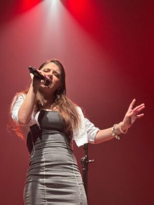 Daniela Aedo Instagram - Photodump #3 de está increíble aventura. ¡Estos días compartiré mucho más! Gracias por venir al show, espero lo hayan disfrutado. ¡Mándenme sus fotos por mensaje! Quiero verlo todo. Ahora, me tomaré el día para dormir. 💚🇧🇷💛