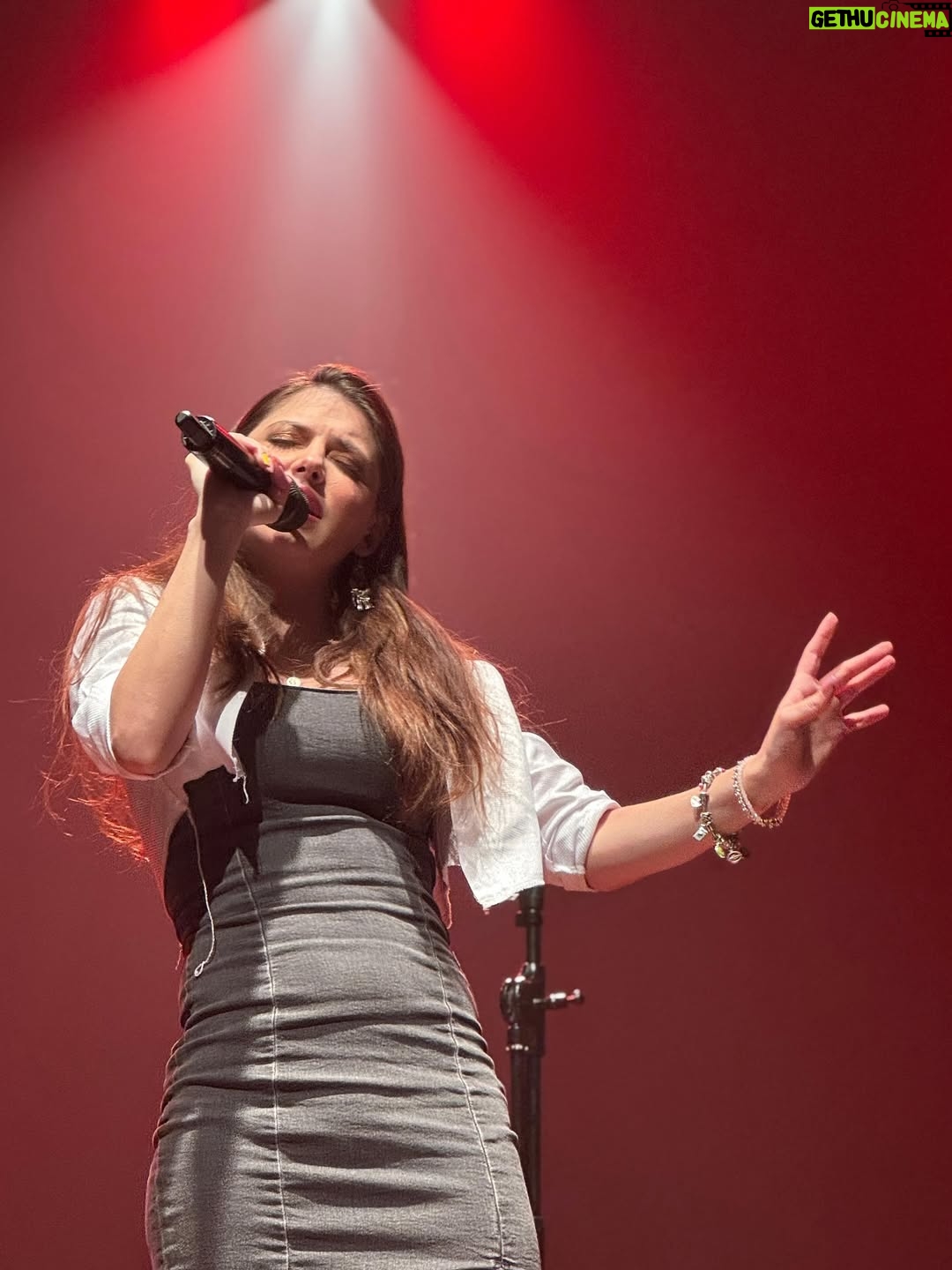 Daniela Aedo - 2.4K Likes - Photodump #3 de está increíble aventura. ¡Estos días compartiré mucho más! Gracias por venir al show, espero lo hayan disfrutado. ¡Mándenme sus fotos por mensaje! Quiero verlo todo. Ahora, me tomaré el día para dormir. 💚🇧🇷💛