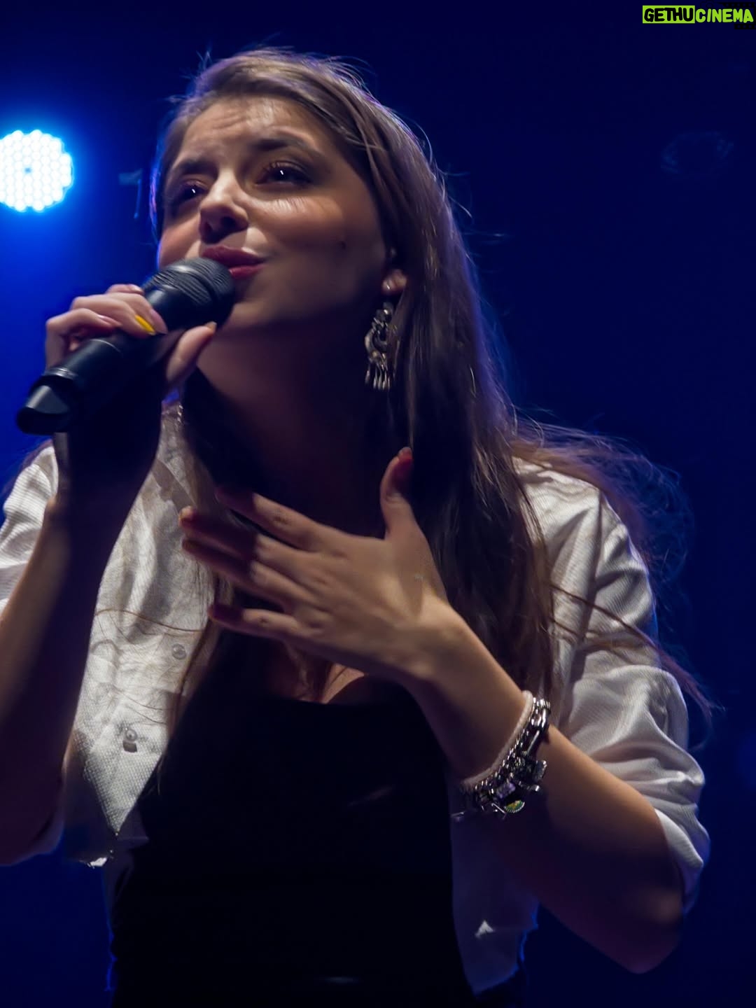 Daniela Aedo - 2.4K Likes - Photodump #3 de está increíble aventura. ¡Estos días compartiré mucho más! Gracias por venir al show, espero lo hayan disfrutado. ¡Mándenme sus fotos por mensaje! Quiero verlo todo. Ahora, me tomaré el día para dormir. 💚🇧🇷💛