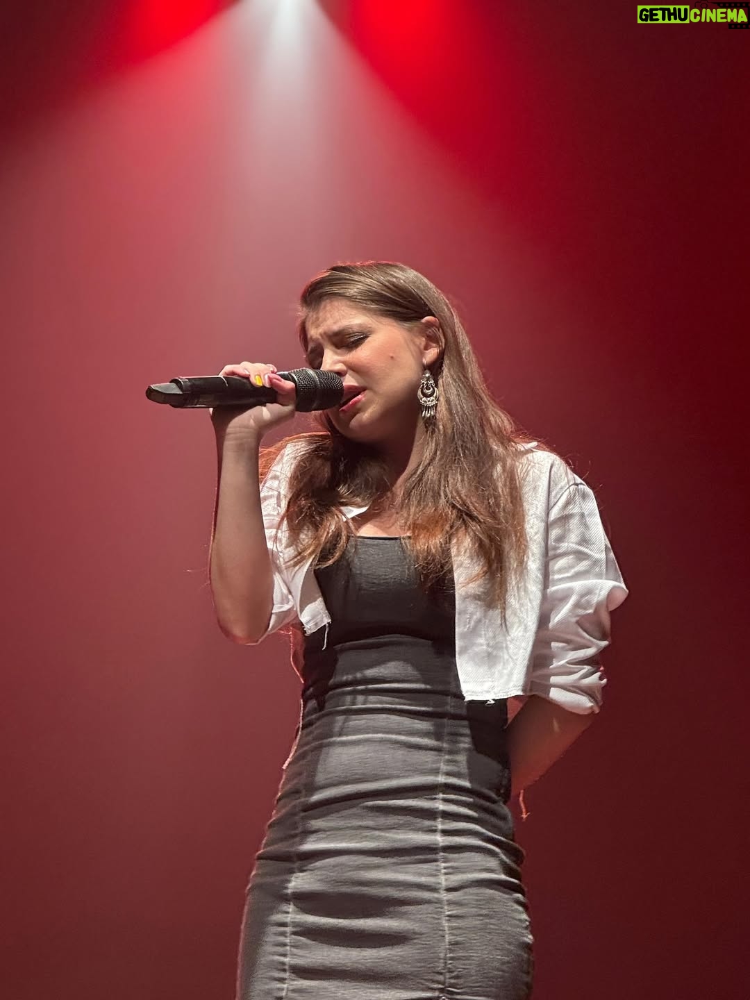 Daniela Aedo - 2.4K Likes - Photodump #3 de está increíble aventura. ¡Estos días compartiré mucho más! Gracias por venir al show, espero lo hayan disfrutado. ¡Mándenme sus fotos por mensaje! Quiero verlo todo. Ahora, me tomaré el día para dormir. 💚🇧🇷💛