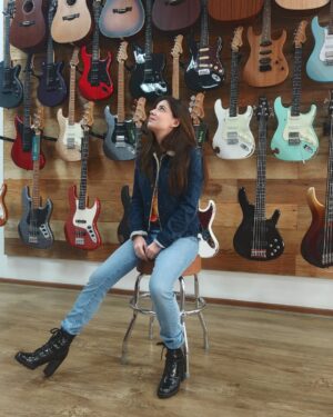Daniela Aedo Instagram - Creo que es el sueño de todo músico ser artista oficial de una marca de instrumentos de la más alta calidad 🎸 🎶 y hoy ese sueño se cumplió para mí. Gracias queridos amigos de @tagimaoficial @tagimalatamoficial por hacerlo posible, orgullo brasileño 🇧🇷 y ahora mexicano 🇲🇽
¡Muito obrigada! #musica #music #guitar