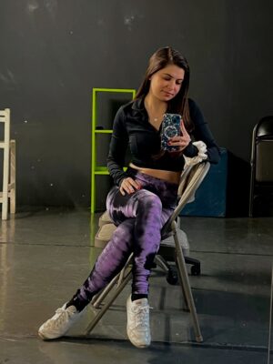 Daniela Aedo Instagram - 🎭🎨El ensayo es la respiración de las artes.
Repetir es esculpir la misma figura una y otra vez hasta que respira por sí misma.
El escenario es barro vivo, que se moldea con paciencia, tiempo y fe. 🏺 #teatro #artesescenicas
