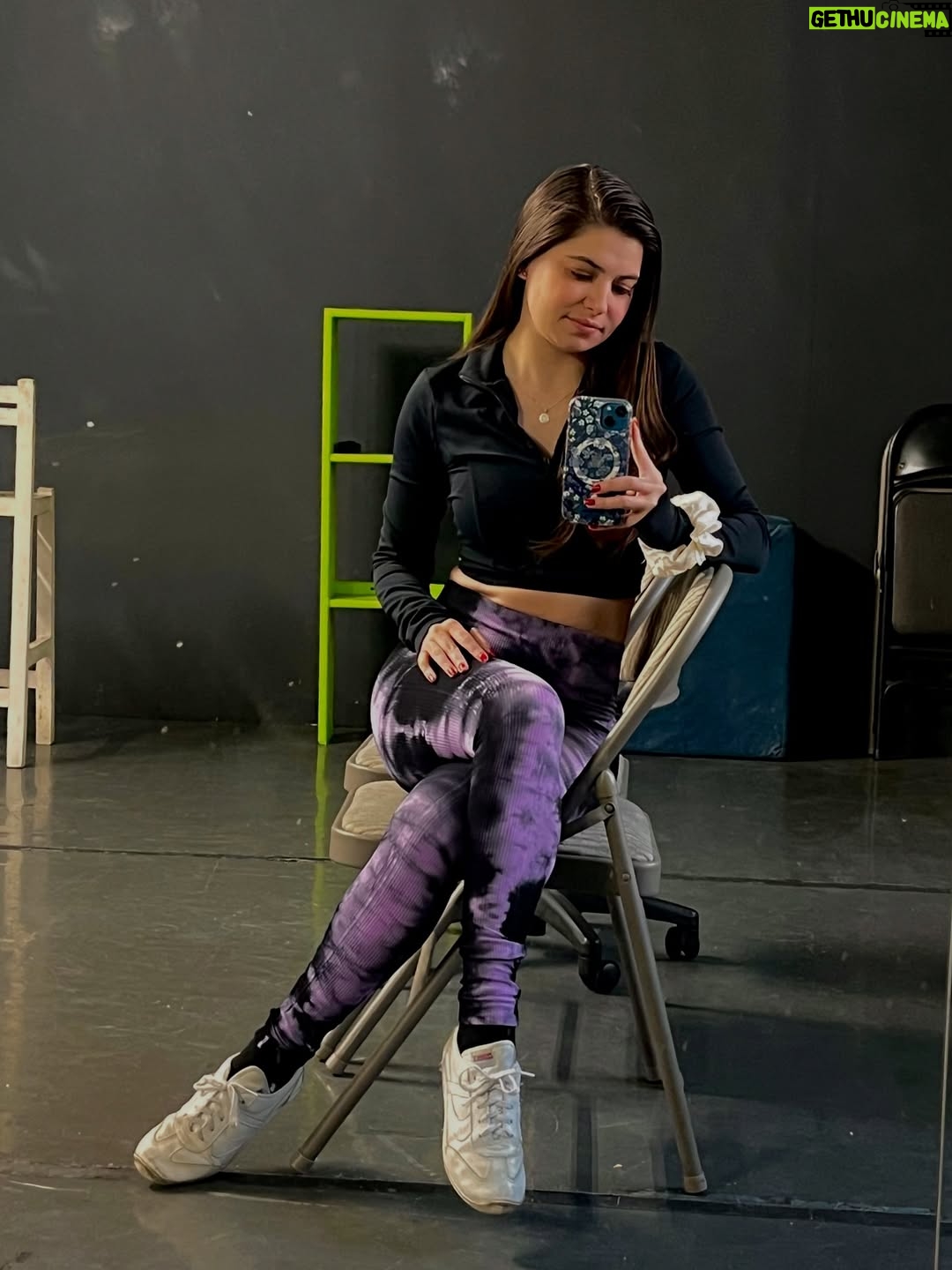 Daniela Aedo - 1.7K Likes - 🎭🎨El ensayo es la respiración de las artes.
Repetir es esculpir la misma figura una y otra vez hasta que respira por sí misma. 
El escenario es barro vivo, que se moldea con paciencia, tiempo y fe. 🏺 #teatro #artesescenicas