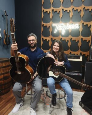 Daniela Aedo Instagram - Creo que es el sueño de todo músico ser artista oficial de una marca de instrumentos de la más alta calidad 🎸 🎶 y hoy ese sueño se cumplió para mí. Gracias queridos amigos de @tagimaoficial @tagimalatamoficial por hacerlo posible, orgullo brasileño 🇧🇷 y ahora mexicano 🇲🇽
¡Muito obrigada! #musica #music #guitar