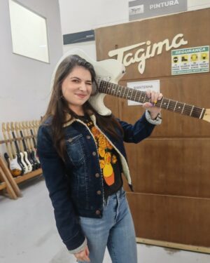 Daniela Aedo Instagram - Creo que es el sueño de todo músico ser artista oficial de una marca de instrumentos de la más alta calidad 🎸 🎶 y hoy ese sueño se cumplió para mí. Gracias queridos amigos de @tagimaoficial @tagimalatamoficial por hacerlo posible, orgullo brasileño 🇧🇷 y ahora mexicano 🇲🇽
¡Muito obrigada! #musica #music #guitar