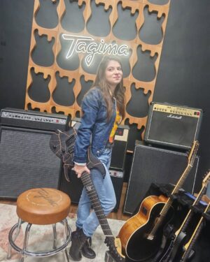 Daniela Aedo Instagram - Creo que es el sueño de todo músico ser artista oficial de una marca de instrumentos de la más alta calidad 🎸 🎶 y hoy ese sueño se cumplió para mí. Gracias queridos amigos de @tagimaoficial @tagimalatamoficial por hacerlo posible, orgullo brasileño 🇧🇷 y ahora mexicano 🇲🇽
¡Muito obrigada! #musica #music #guitar