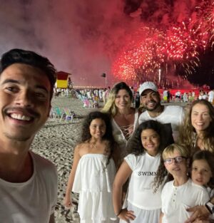 Danielle Souza Instagram - Nosso ano maravilhoso com tudo de mais importante para mim, minha família e amigos maravilhosos! Que esse ano seja diferente, de todos os problemas que tive ano passado! Que Deus abençoe todos vcs! ❤️❤️