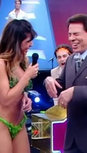 Danielle Souza Instagram - Hoje, nos despedimos de um verdadeiro ícone da TV brasileira, Silvio Santos. Sua alegria, carisma e dedicação deixaram uma marca eterna em nossos corações.
Que privilégio ter vivido esse momento inesquecível ao seu lado. Relembrando com carinho o dia em que participei do seu programa, onde com seu carisma e humor único, ele transformou nossa interação em pura diversão.
Obrigada, Silvio, por todo carinho e respeito que sempre teve não só por mim, mas por todos nós brasileiros.
Seu legado viverá para sempre em nossos corações. 🌟
Descanse em paz🙏🏻