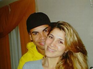 Danielle Souza Instagram - Meu amor, hoje é o NOSSO DIA.
12 anos e esses foram com certeza os melhores da minha vida. Você é minha escolha todos os dias, minha rocha, meu porto seguro.
Tenho tanto orgulho do homem incrível que você é, sempre se dedicando por nós, mesmo estando longe.
“Assim não são mais dois, mas uma só carne. Portanto, o que Deus uniu, ninguém o separe” (Mateus 19:6).
Sei que todo sacrifício de estamos longe valerá a pena. Te amo imensamente e agradeço a Deus por nossa linda família e por ter você ao meu lado. 💕