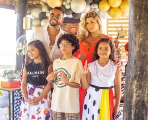 Danielle Souza Instagram - Parabéns para o homem @mlkdentinho mais lindo do mundo que eu amo tanto! Parabéns meu amor que Deus te abençoe sempre, vc e uma pessoa maravilhosa, um pai exemplar! Nos te amamos muito! ❤️❤️