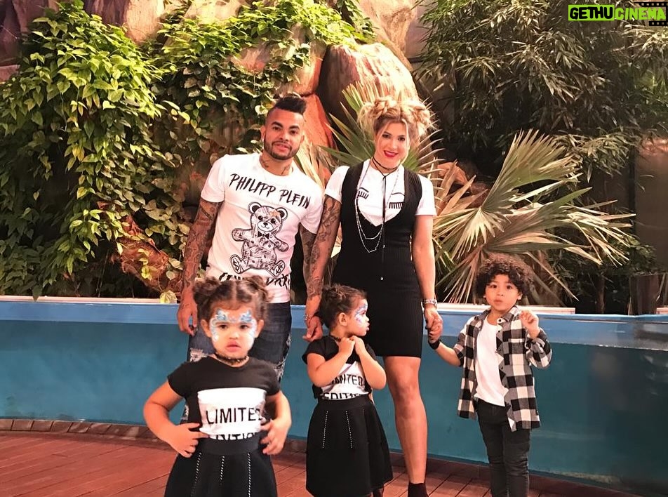 Danielle Souza - 73.7K Likes - Meu amor, hoje é o NOSSO DIA. 

12 anos e esses foram com certeza os melhores da minha vida. Você é minha escolha todos os dias, minha rocha, meu porto seguro. 

Tenho tanto orgulho do homem incrível que você é, sempre se dedicando por nós, mesmo estando longe. 

“Assim não são mais dois, mas uma só carne. Portanto, o que Deus uniu, ninguém o separe” (Mateus 19:6). 

Sei que todo sacrifício de estamos longe valerá a pena. Te amo imensamente e agradeço a Deus por nossa linda família e por ter você ao meu lado. 💕