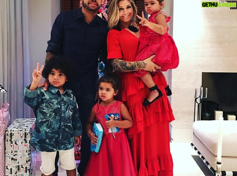 Danielle Souza - 73.7K Likes - Meu amor, hoje é o NOSSO DIA. 

12 anos e esses foram com certeza os melhores da minha vida. Você é minha escolha todos os dias, minha rocha, meu porto seguro. 

Tenho tanto orgulho do homem incrível que você é, sempre se dedicando por nós, mesmo estando longe. 

“Assim não são mais dois, mas uma só carne. Portanto, o que Deus uniu, ninguém o separe” (Mateus 19:6). 

Sei que todo sacrifício de estamos longe valerá a pena. Te amo imensamente e agradeço a Deus por nossa linda família e por ter você ao meu lado. 💕