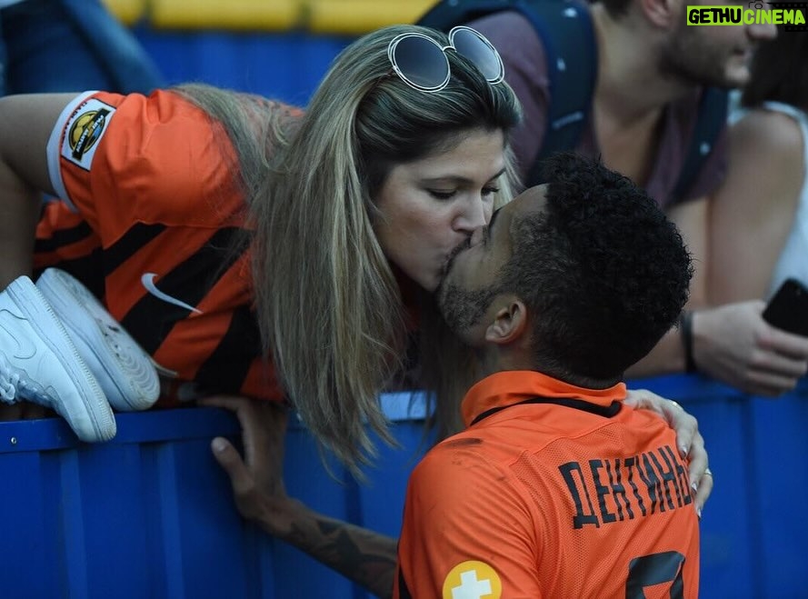 Danielle Souza - 73.7K Likes - Meu amor, hoje é o NOSSO DIA. 

12 anos e esses foram com certeza os melhores da minha vida. Você é minha escolha todos os dias, minha rocha, meu porto seguro. 

Tenho tanto orgulho do homem incrível que você é, sempre se dedicando por nós, mesmo estando longe. 

“Assim não são mais dois, mas uma só carne. Portanto, o que Deus uniu, ninguém o separe” (Mateus 19:6). 

Sei que todo sacrifício de estamos longe valerá a pena. Te amo imensamente e agradeço a Deus por nossa linda família e por ter você ao meu lado. 💕
