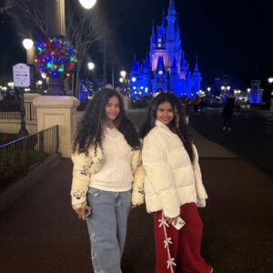 Danielle Souza Instagram - 11 anos das gêmeas mais lindas do mundo!🩷
Sempre tive o sonho de ser mãe de um menino e gêmeas, Deus me concedeu muito mais do que sonhei. As minhas filhas são as meninas mais amorosas, educadas, solícitas, lindas, respeitosas e inteligentes que eu conheço! Eu me orgulho cada dia mais e sempre vou proporcionar o melhor para elas, vou fazer o que estiver e o que não estiver no meu alcance. A mamãe ama vocês do fundo do coração! VIVA SOPHIA E RAFA✨✨✨